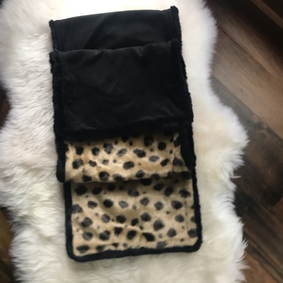 🎁 Portraits of Nature Faux Cheetah Bed Runner NWT - Picture 3 of 6